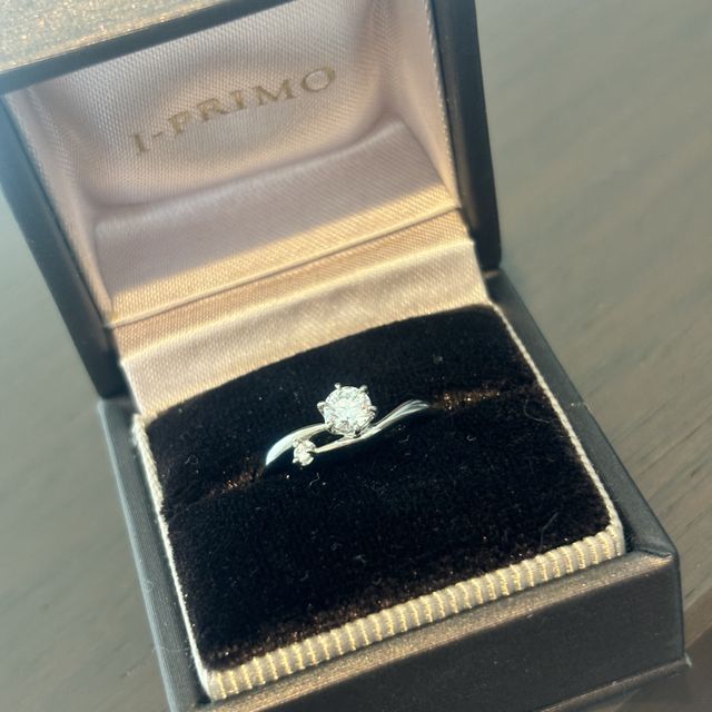 【アイプリモ(I-PRIMO)の口コミ】 この指輪はスピカという名前がつけられており
2つの星が支えあうように、…