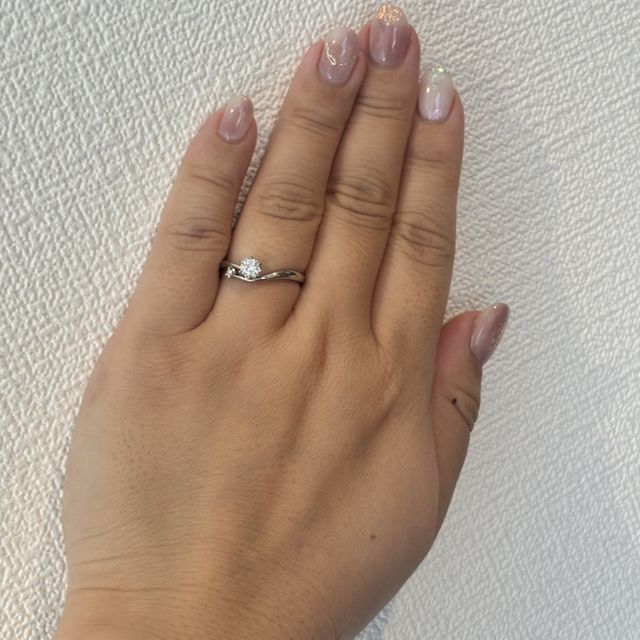 【アイプリモ(I-PRIMO)の口コミ】 この指輪はスピカという名前がつけられており
2つの星が支えあうように、…