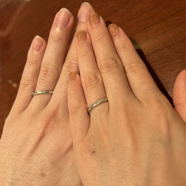 【TRECENTI(トレセンテ)の口コミ】 V字やウェーブのデザインもあるが、婚約指輪との重ね付けも考えていたので…