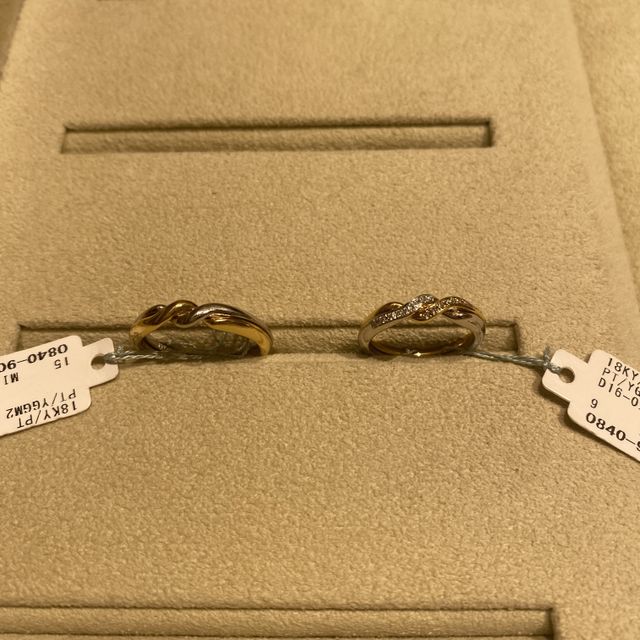 【和光ブライダルブティックギンザの口コミ】 イエローゴールドとプラチナのコンビの指輪です。ふたつのリングが重なり…