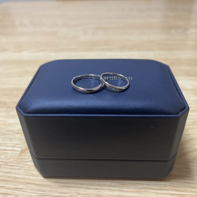 【銀座ダイヤモンドシライシの口コミ】 プラチナで素材もよく、耐久性もあるとのことです。
デザインは新婦がV字…