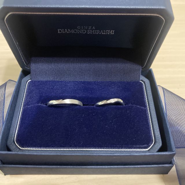 【銀座ダイヤモンドシライシの口コミ】 一生物の指輪ですので、シンプルですがお互いに納得のいくデザインにしま…