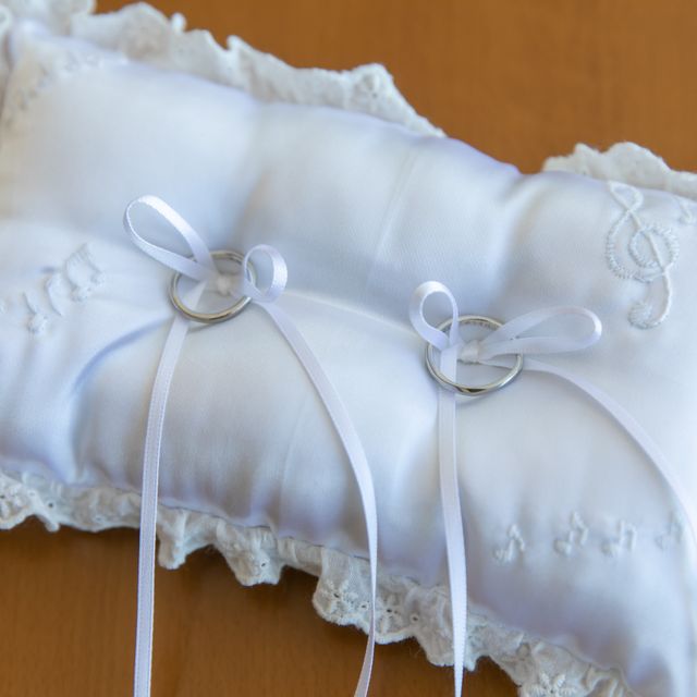 【アイプリモ(I-PRIMO)の口コミ】 指輪の中央がねじれたデザインで、両側にダイヤが並んでいます。
まっすぐ…