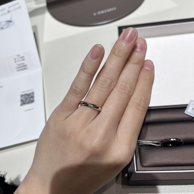 【アイプリモ(I-PRIMO)の口コミ】 一粒のダイヤとは思えない輝きがある指輪でした。
くぼみの中にダイヤがセ…