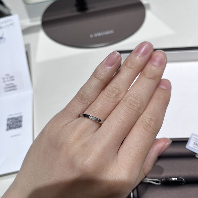 【アイプリモ(I-PRIMO)の口コミ】 2本のラインと3つのダイヤモンドがシンプルながらも、煌めきのある指輪で…