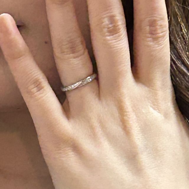 【銀座ダイヤモンドシライシの口コミ】 シンプルなデザインなので、良くも悪くも主張が強く出ることもないので、…