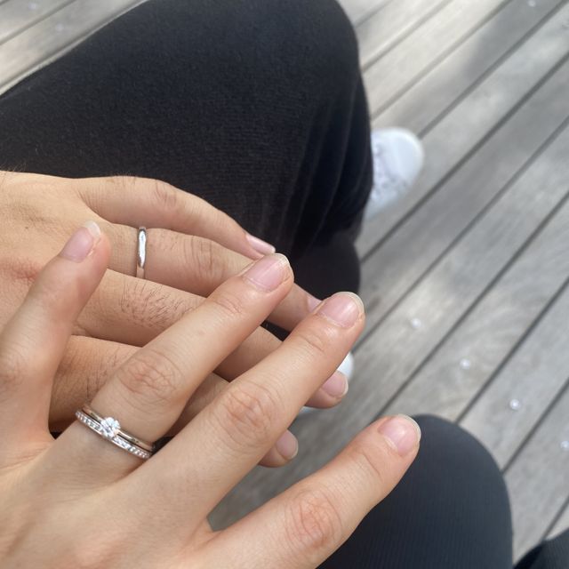 【俄(にわか)の口コミ】 シンプルだけどしっかりとしているリングです。指輪の花言葉もあり、かれ…