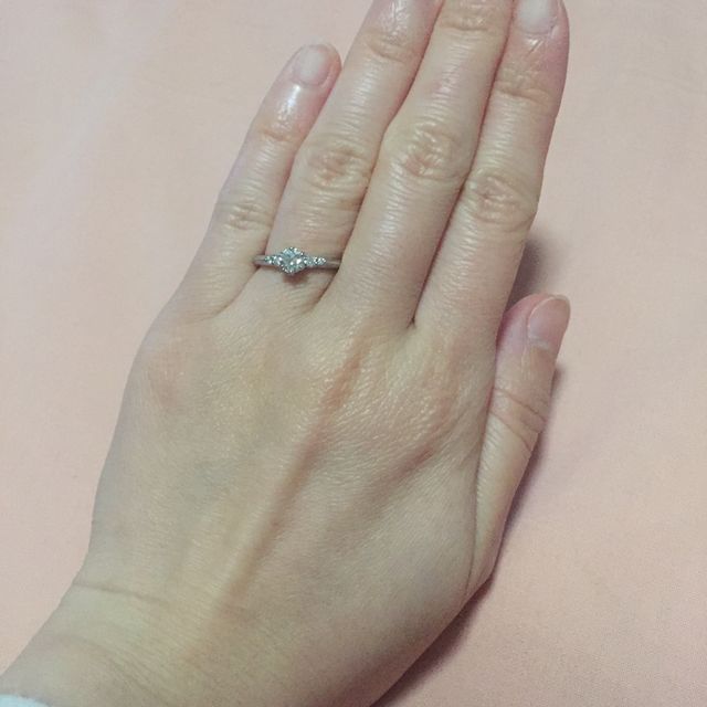 【エクセルコダイヤモンド(EXELCO DIAMOND)の口コミ】 何よりも、最大の特徴であるミル打ちを含むデザイン性と指にはめた瞬間に…