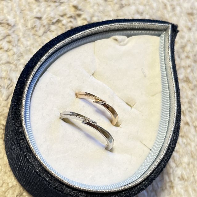 【RosettE(ロゼット)の口コミ】 ダイヤはありませんが、中心で交わり合うようなデザインとミル打ちでライ…