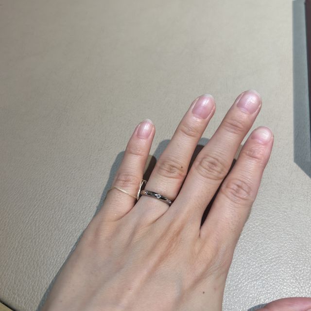 【カルティエ(Cartier)の口コミ】 ストレートタイプがよかったので、1895シリーズを見ていました。
ダイヤの…