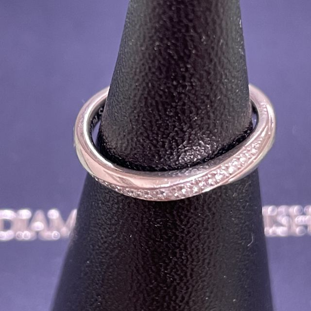 【銀座ダイヤモンドシライシの口コミ】 軽く捻ったデザインが気に入っている。薬指がまっすぐでないため、ストレ…