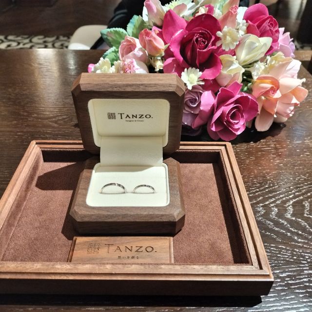 【TANZO.(鍛造指輪)の口コミ】 シンプルでつけやすく飽きのこないデザインで作りました。金の糸をアクセ…