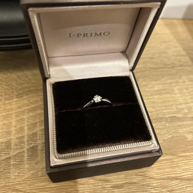 【アイプリモ(I-PRIMO)の口コミ】 リングがウェーブになっているので指が女性らしく綺麗に見せてくれます。
…