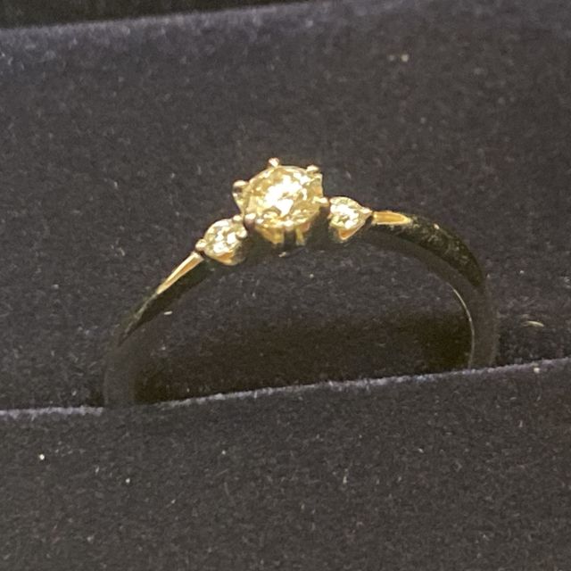 【4℃ BRIDAL(ヨンドシーブライダル)の口コミ】 リングがウェーブしているので指を長く見せてくれたり、ライトに当たると…