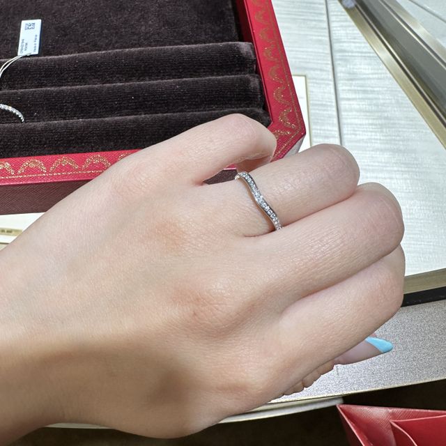 【カルティエ(Cartier)の口コミ】 ハーフエタニティリングを探して試着しました。付け心地がよく、華奢なデ…