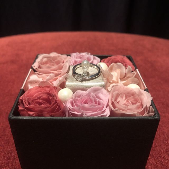 【ラザール ダイヤモンド(LAZARE DIAMOND)の口コミ】 光沢感が素晴らしく、昼夜ともに輝いてくれています。私の指は太くて短め…