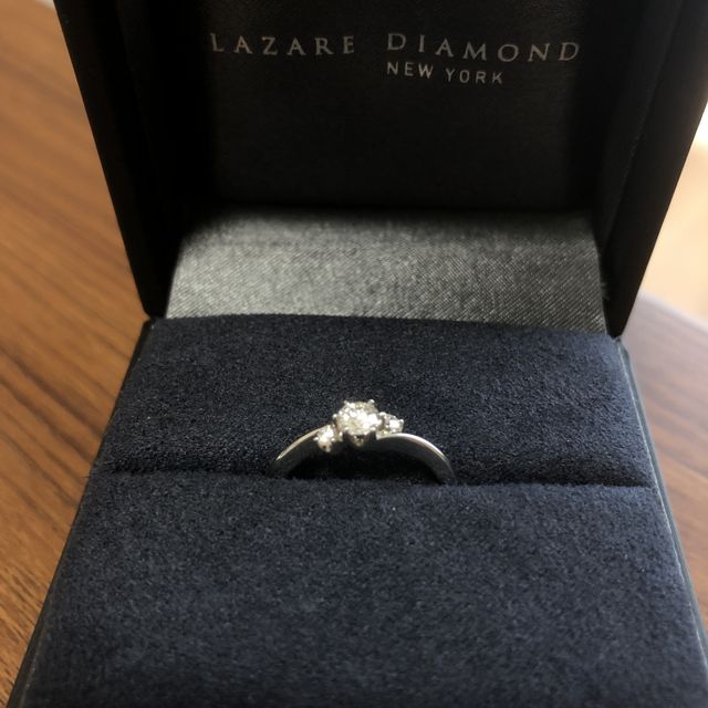 【ラザール ダイヤモンド(LAZARE DIAMOND)の口コミ】 光沢感が素晴らしく、昼夜ともに輝いてくれています。私の指は太くて短め…