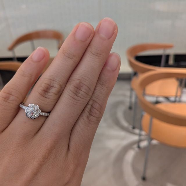 【俄(にわか)の口コミ】 花がパッと開くようなデザインで、他のブランドでは見かけない唯一無二の…