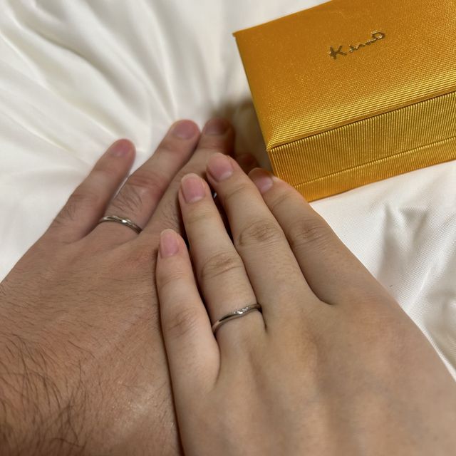 【ケイウノ ブライダル(K.UNO BRIDAL)の口コミ】 ダイヤが5つ入っていてキラキラしていてかわいいです！
真ん中がウェーブ…