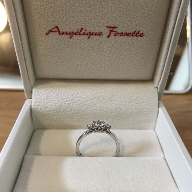 【アンジェリックフォセッテ(Angelique Fossette)の口コミ】 デザインは、メインのダイヤモンドの左右に小さなダイヤモンドが配置され…