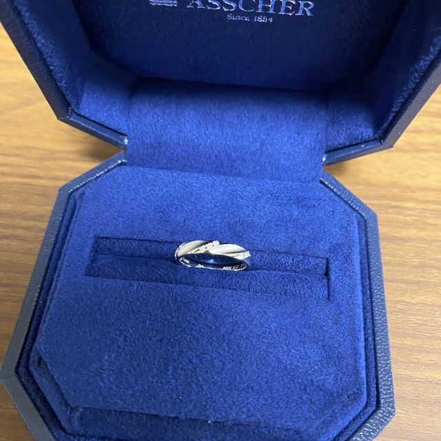 【ROYAL ASSCHER(ロイヤル・アッシャー)の口コミ】 ネットで探していた時から中々ないデザインで目をひいていたが、実際に店…