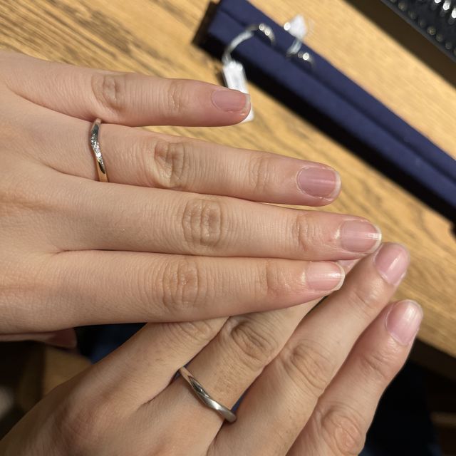 【COCKTAIL(カクテル)の口コミ】 緩いウェーブのかかったリングで男性用はプラチナ、女性用はプラチナとゴ…