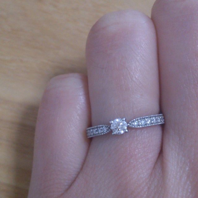 【ジュエリーツツミ(JEWELRY TSUTSUMI)の口コミ】 たくさんの種類があり迷いましたが、婚約指輪はシンプルでプラチナであれ…