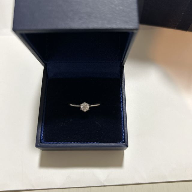 【銀座ダイヤモンドシライシの口コミ】 プロポーズ用リングなので土台はシンプルだけどダイヤ自体は本物なので輝…