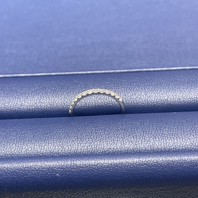 【銀座ダイヤモンドシライシの口コミ】 婚約指輪と結婚指輪を重ね付けしたい方には、大きなダイヤが1つ付いている…