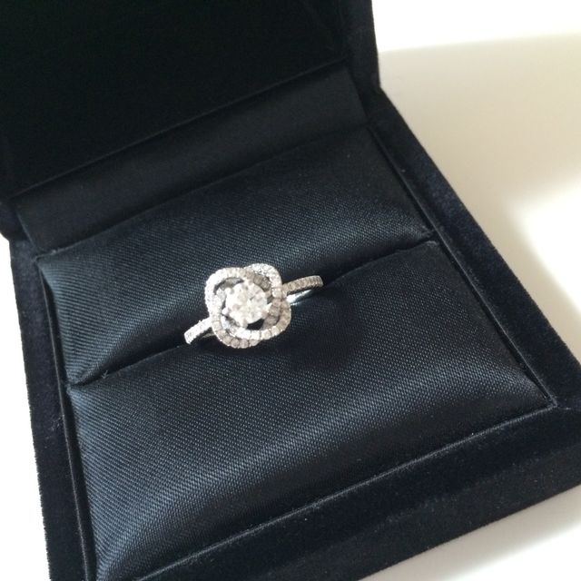 【ROCCA(ロッカ)の口コミ】 私自身がお花の教室をやっており、教室のロゴと指輪のデザインが似ていた…