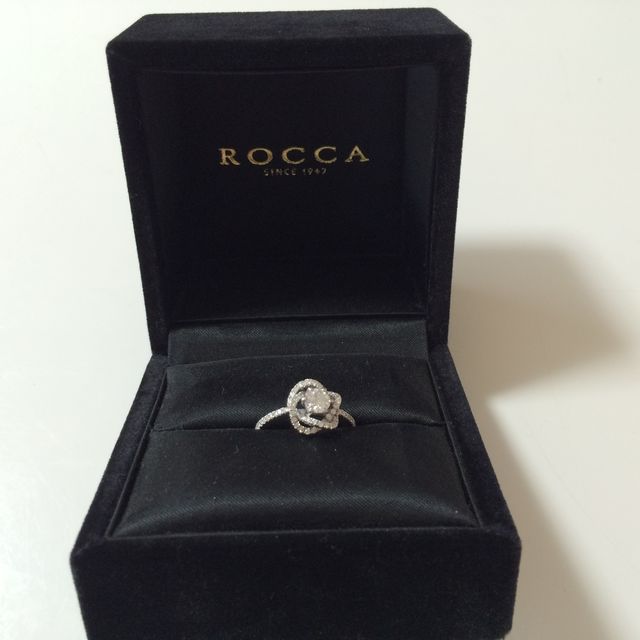 【ROCCA(ロッカ)の口コミ】 私自身がお花の教室をやっており、教室のロゴと指輪のデザインが似ていた…