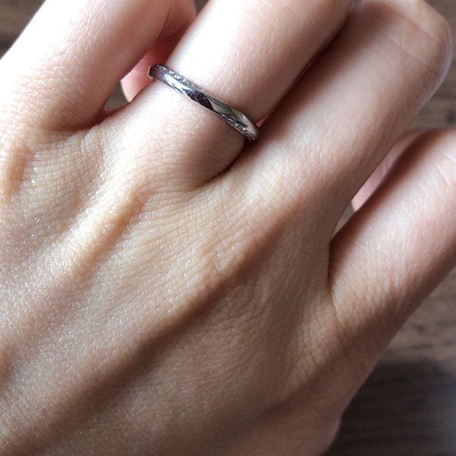 【4℃ BRIDAL(ヨンドシーブライダル)の口コミ】 最終的に購入した指輪を試着する前に、指輪の中央部にもダイヤモンドが埋…