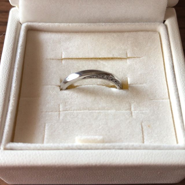 【4℃ BRIDAL(ヨンドシーブライダル)の口コミ】 最終的に購入した指輪を試着する前に、指輪の中央部にもダイヤモンドが埋…