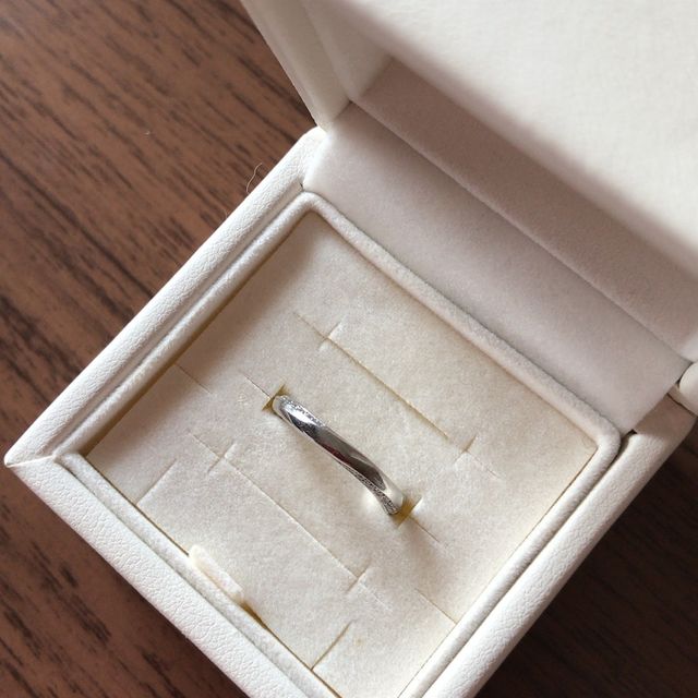【4℃ BRIDAL(ヨンドシーブライダル)の口コミ】 最終的に購入した指輪を試着する前に、指輪の中央部にもダイヤモンドが埋…