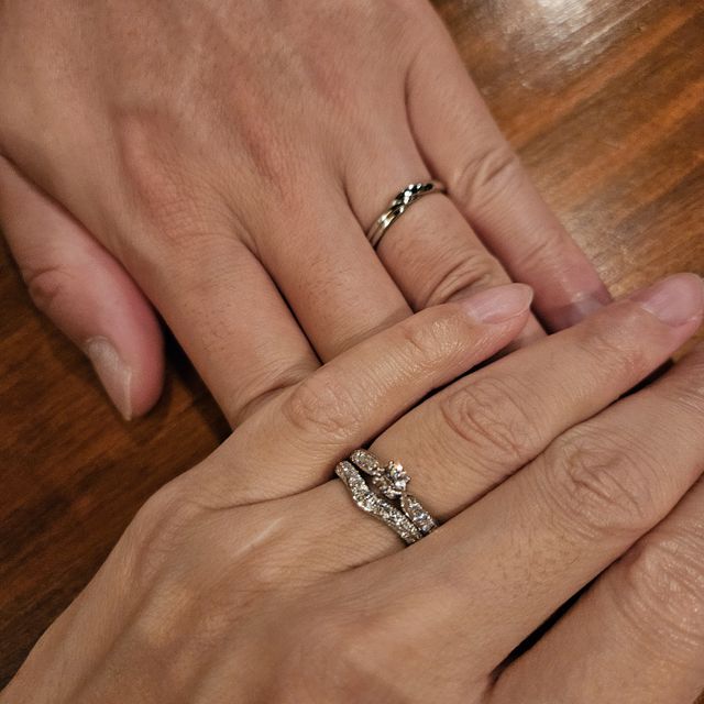 【エクセルコダイヤモンド(EXELCO DIAMOND)の口コミ】 キラキラとたくさんダイヤモンドが敷き詰められ輝いています。
婚約指輪の…