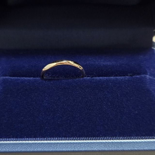 【銀座ダイヤモンドシライシの口コミ】 ただのシンプルリングに見えるが、ウェーブしていて綺麗な形です。
色をピ…