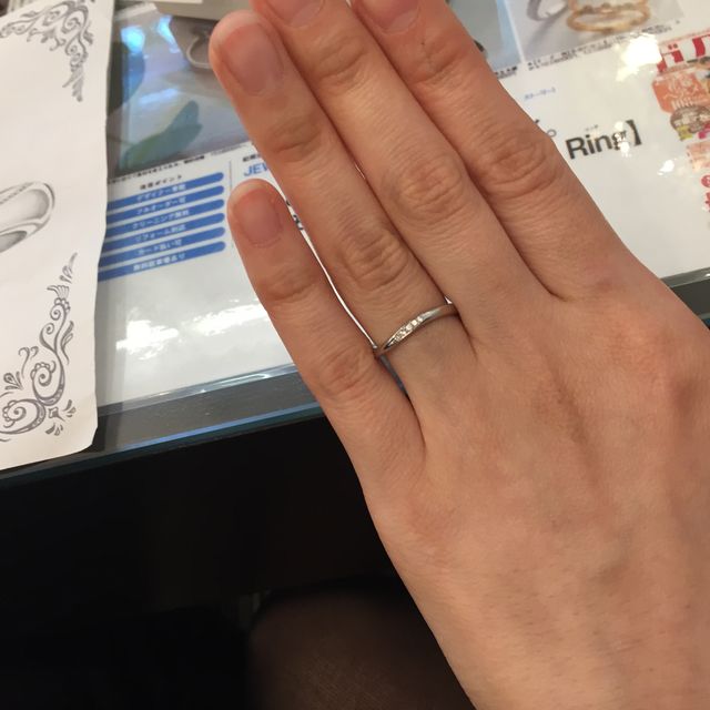 【JEWELRY  KAMATA(ジュエリーかまた)の口コミ】 ゆるいS字カーブは女性らしさが倍増し、指を綺麗に見せてくれるような感じ…