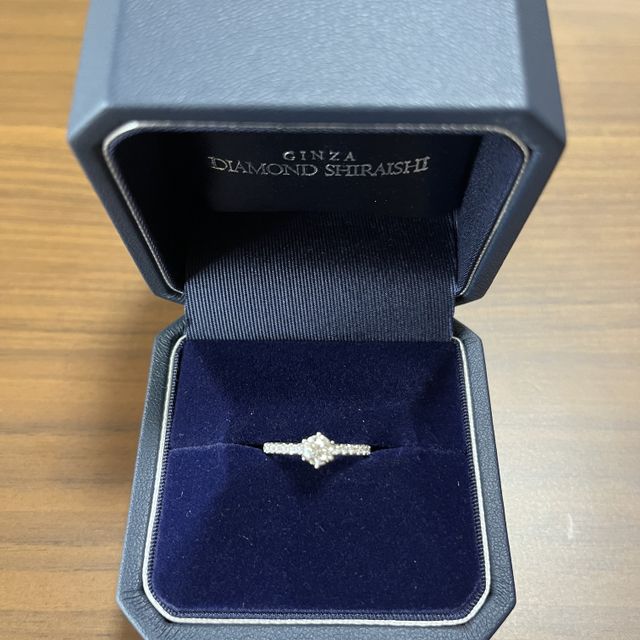 【銀座ダイヤモンドシライシの口コミ】 V字やウェーブのデザインもあるが、婚約指輪との重ね付けも考えていたので…
