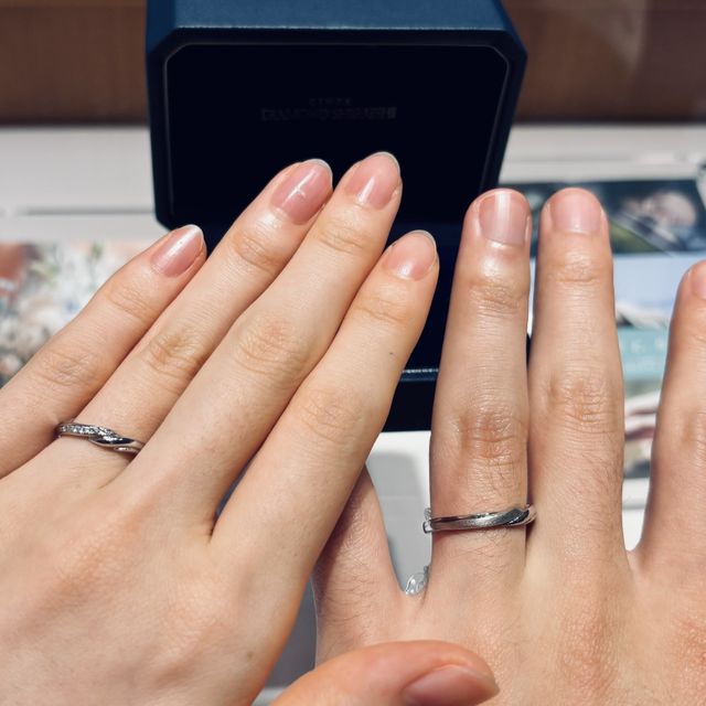 【銀座ダイヤモンドシライシの口コミ】 ウェーブデザインが重なったうえに一部つや消し加工がとても可愛いです！…