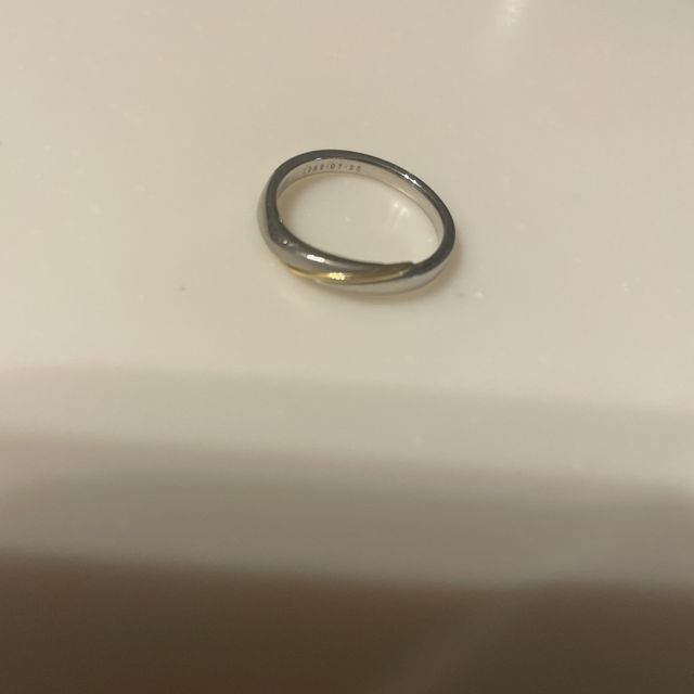 【4℃ BRIDAL(ヨンドシーブライダル)の口コミ】 飽きのこないシンプルなデザイン。12万円でお手頃価格。ペアで並べると曲…