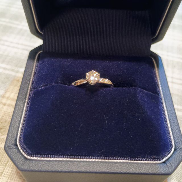 【銀座ダイヤモンドシライシの口コミ】 セットリングとしてのデザインになっており、結婚指輪と合わせるとメレダ…