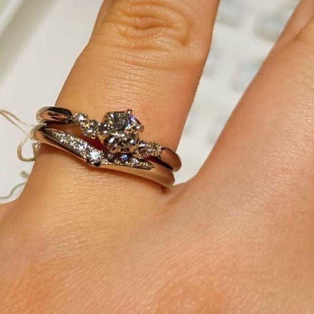 【銀座ダイヤモンドシライシの口コミ】 結婚指輪が軽くV字になっており、その凹みの部分に婚約指輪のダイヤモンド…