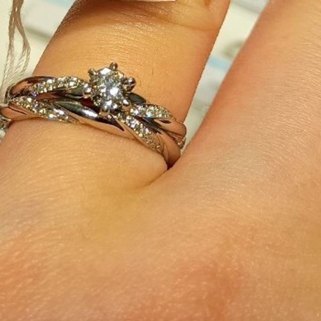 【銀座ダイヤモンドシライシの口コミ】 リングが細めで、全体的に華奢に見えます。螺旋を描くメレダイヤが指を傾…