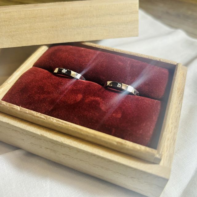 【ichi(イチ)の口コミ】 私、旦那共に鎚目デザインに目が惹かれ、さらにダイヤを表につけてもらい…