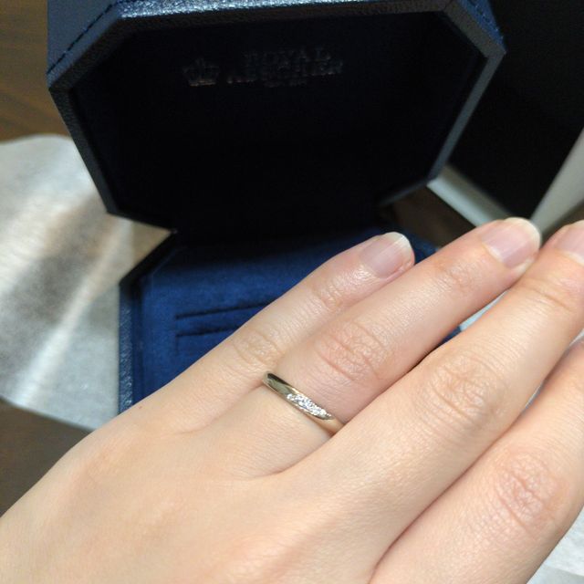 【ROYAL ASSCHER(ロイヤル・アッシャー)の口コミ】 婚約指輪はダイヤが大きいものだったので、重ね付けで派手にならないよう…