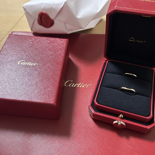 【カルティエ(Cartier)の口コミ】 ウェーブしている、ピンクゴールドの指輪を購入しました。
ピンクゴールド…