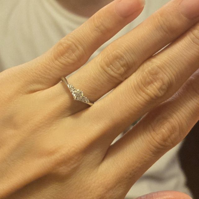 【ラザール ダイヤモンド(LAZARE DIAMOND)の口コミ】 指輪の形がv字になっているので指が長くみえます。メレダイヤがしっかり存…