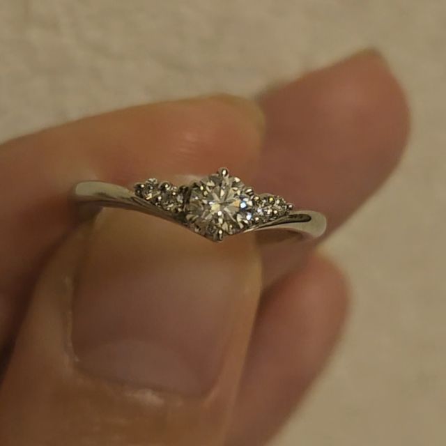【ラザール ダイヤモンド(LAZARE DIAMOND)の口コミ】 指輪の形がv字になっているので指が長くみえます。メレダイヤがしっかり存…