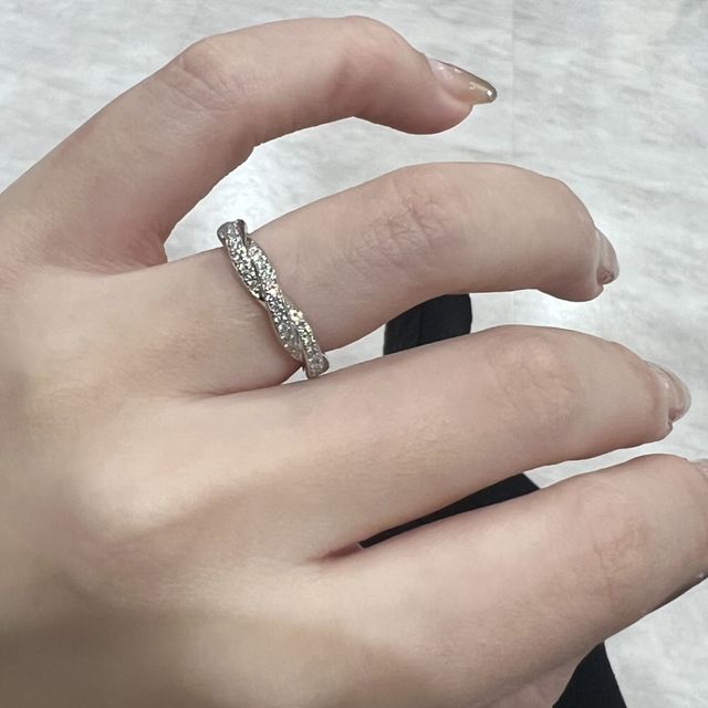 【ラザール ダイヤモンド(LAZARE DIAMOND)の口コミ】 当初はネットで調べていて、違うデザインの購入を考えていたのですが、実…