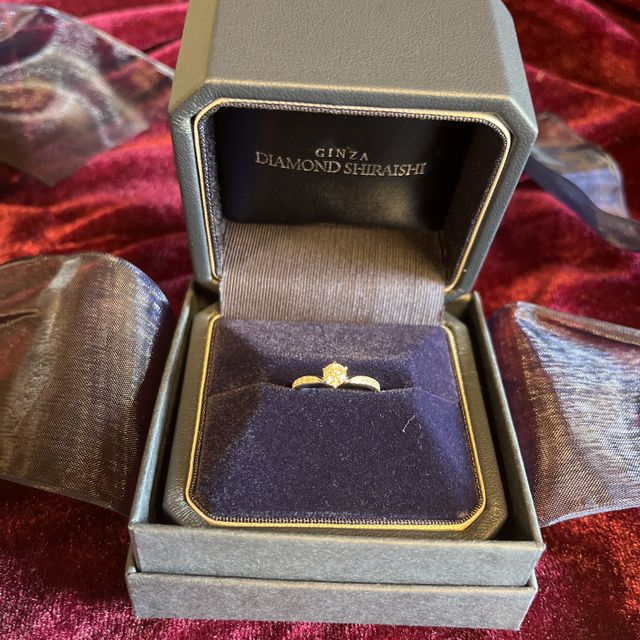 【銀座ダイヤモンドシライシの口コミ】 中心に向けてリングが細くなっているため指が細く見え、スラっとした指の…